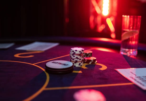 Live dealer at blackjack table in bejo studio